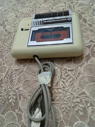 Commodore 64 mangiacassette con cassetta