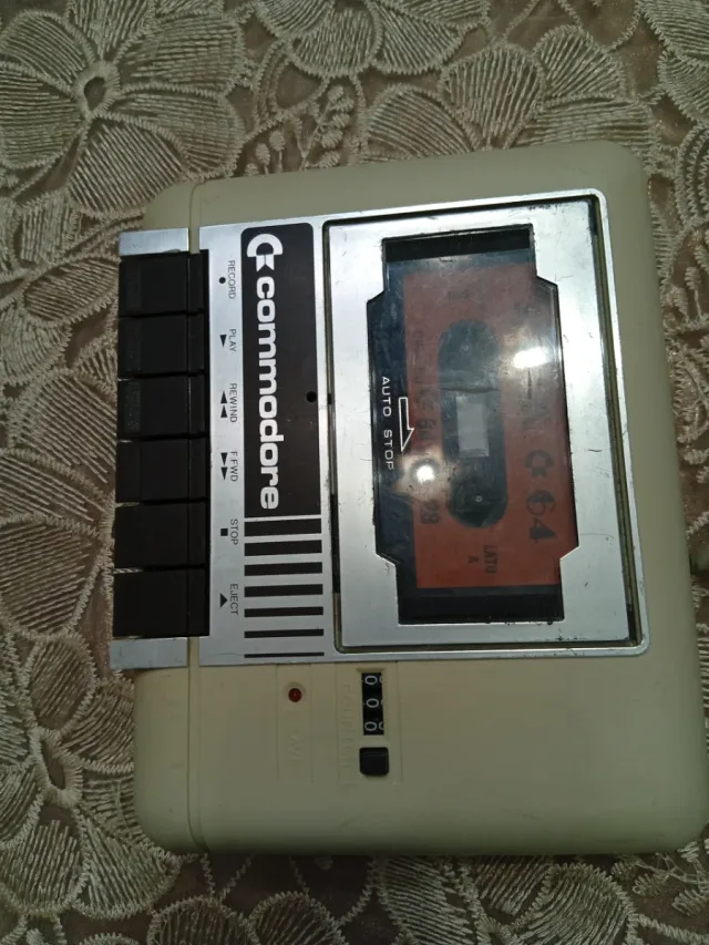 Commodore 64 mangiacassette con cassetta