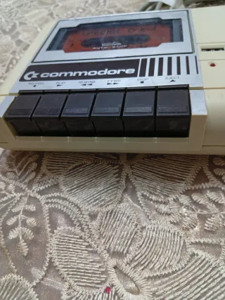 Commodore 64 mangiacassette con cassetta