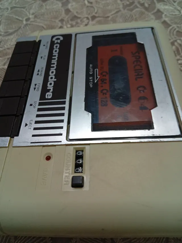 Commodore 64 mangiacassette con cassetta