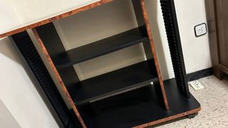 Mesa auxiliar negra con hueco para CDs