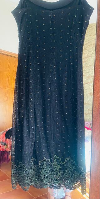 Vestido negro con detalles de encaje