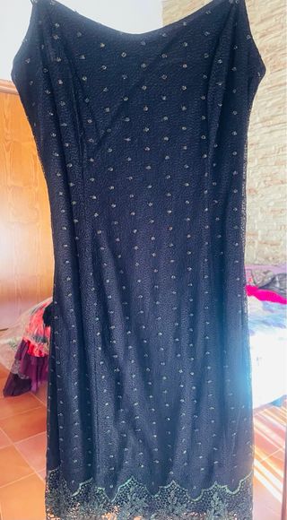 Vestido negro con detalles de encaje