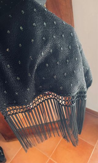 Vestido negro con detalles de encaje