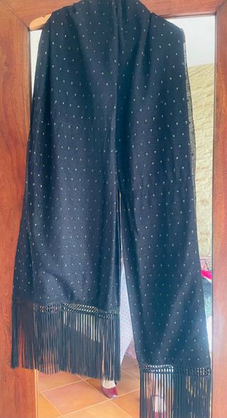 Vestido negro con detalles de encaje