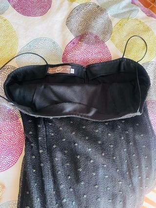 Vestido negro con detalles de encaje