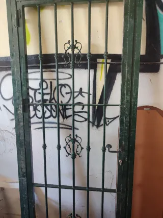 Puerta de hierro forjado