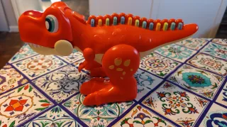 Dinosaurio interactivo para aprender inglés