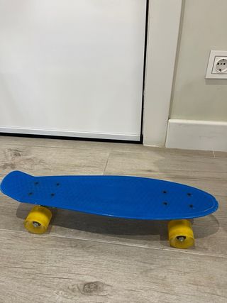Patineta azul y amarilla ideal para niños de 5/6 a