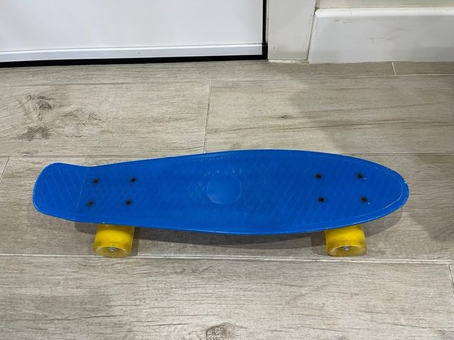 Patineta azul y amarilla ideal para niños de 5/6 a