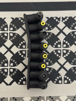 Cargador Universal Portátil con Adaptadores