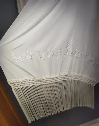 Chal bordado blanco con flecos