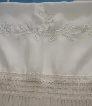 Chal bordado blanco con flecos