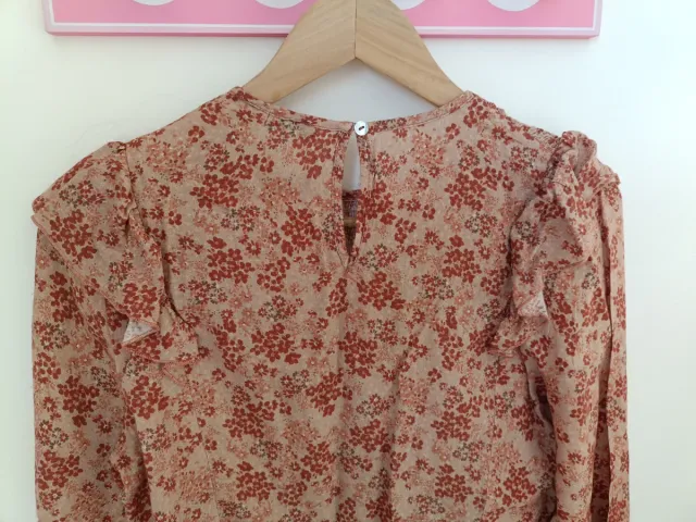 Blusa de flores beige y roja talla S