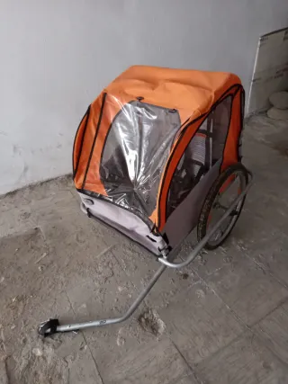 Remolque para bicicleta naranja.