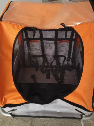 Remolque para bicicleta naranja.