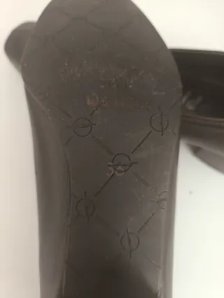 Zapatos de tacón marrones con cadena