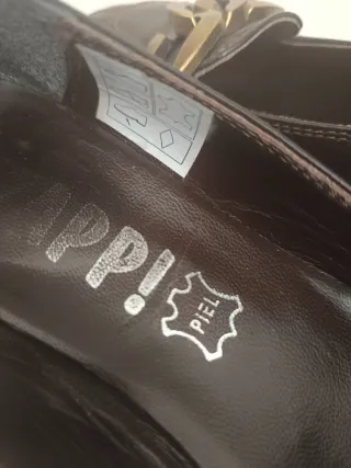 Zapatos de tacón marrones con cadena