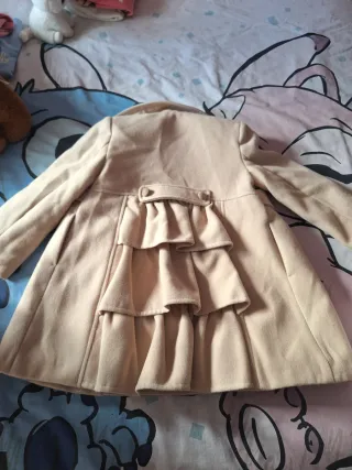 Abrigo beige con volantes