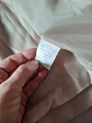 Abrigo beige con volantes