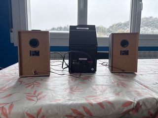 Microcadena CD/MP3 con altavoces y mando.