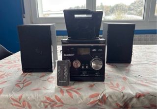 Microcadena CD/MP3 con altavoces y mando.