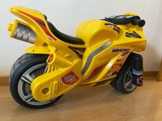 Moto de juguete amarilla