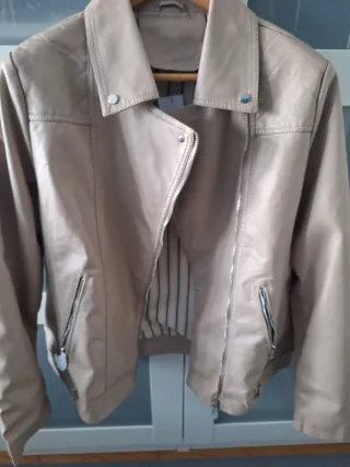 Cazadora estilo motero beige