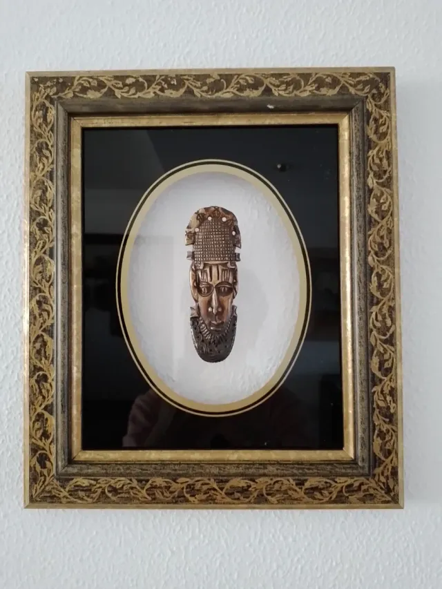 Pareja de cuadros con máscara