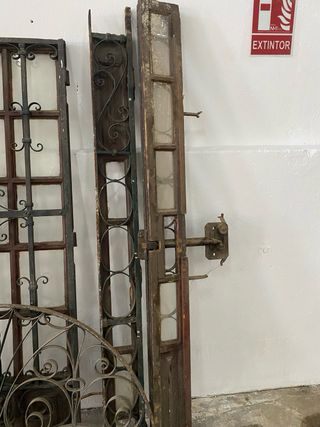 Cancela antigua de hierro forjado