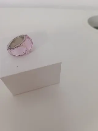Anillo rosa con detalles plateados