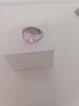 Anillo rosa con detalles plateados
