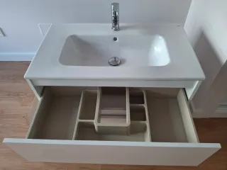 Mueble de baño NUEVO con lavabo y grifo.