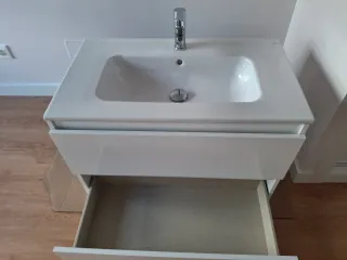 Mueble de baño NUEVO con lavabo y grifo.