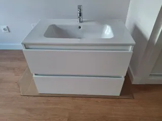 Mueble de baño NUEVO con lavabo y grifo.