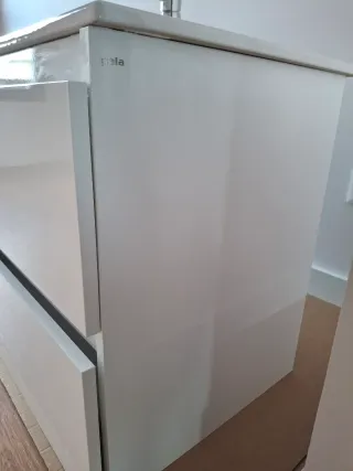 Mueble de baño NUEVO con lavabo y grifo.