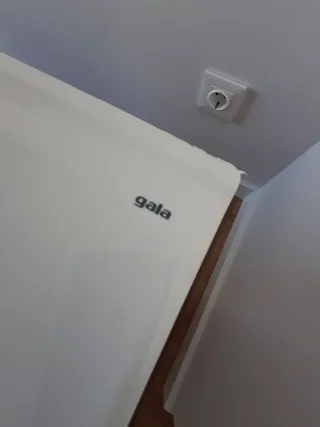 Mueble de baño NUEVO con lavabo y grifo.