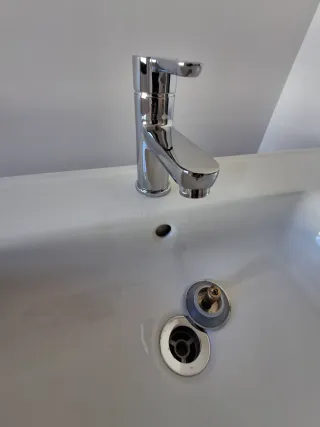 Mueble de baño NUEVO con lavabo y grifo.
