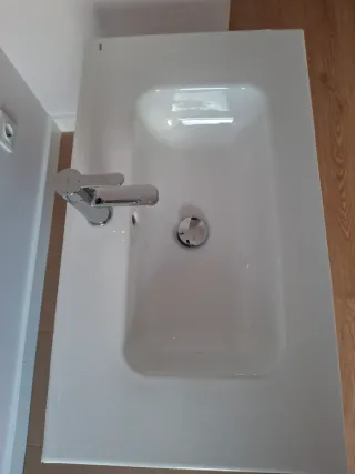 Mueble de baño NUEVO con lavabo y grifo.