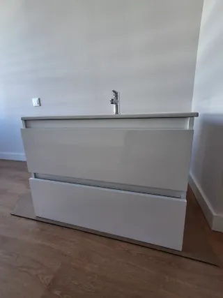 Mueble de baño NUEVO con lavabo y grifo.