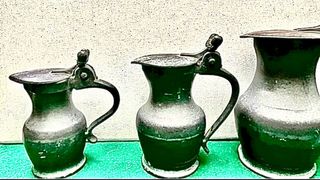 Juego 6 jarras peltre selladas S. XIX