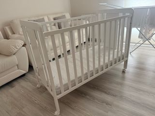 Cuna blanca con móvil y protector