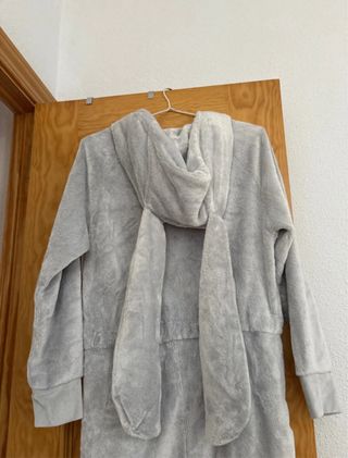 Pijama Oysho con capucha gris talla S