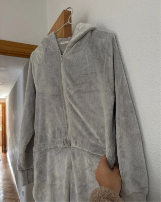 Pijama Oysho con capucha gris talla S