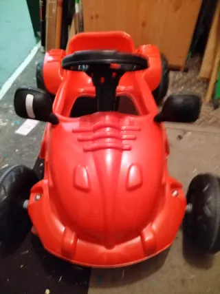 Coche a pedales rojo