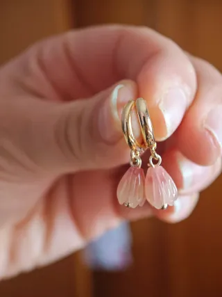 Pendientes aro dorados con colgante rosa