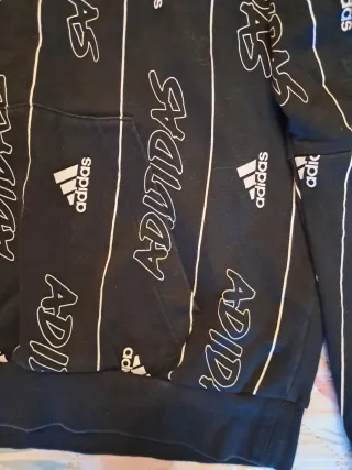 Felpa Adidas nera con logo all-over