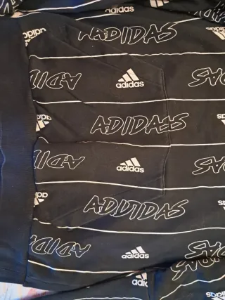 Felpa Adidas nera con logo all-over