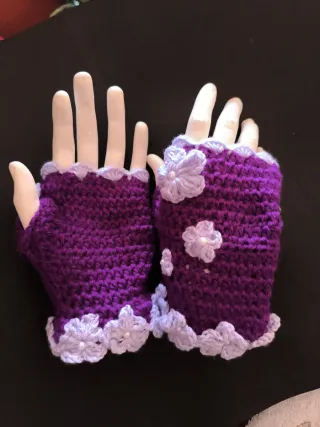 Guantes sin dedos morados con flores