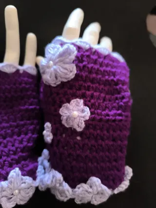 Guantes sin dedos morados con flores